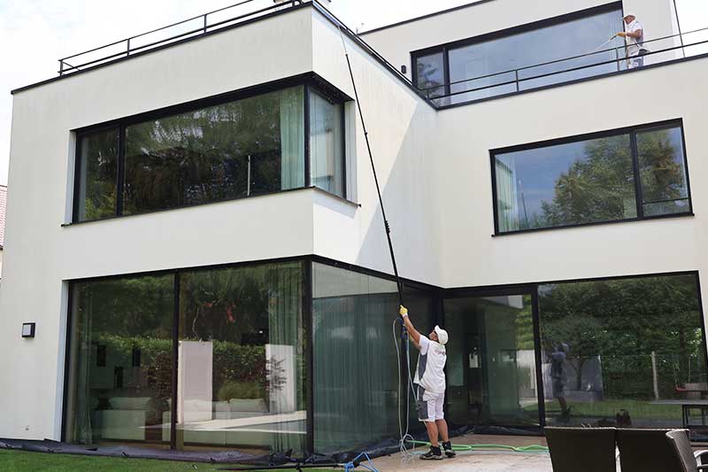 Hausfassade reinigen lassen statt Neuanstrich von algenfiX