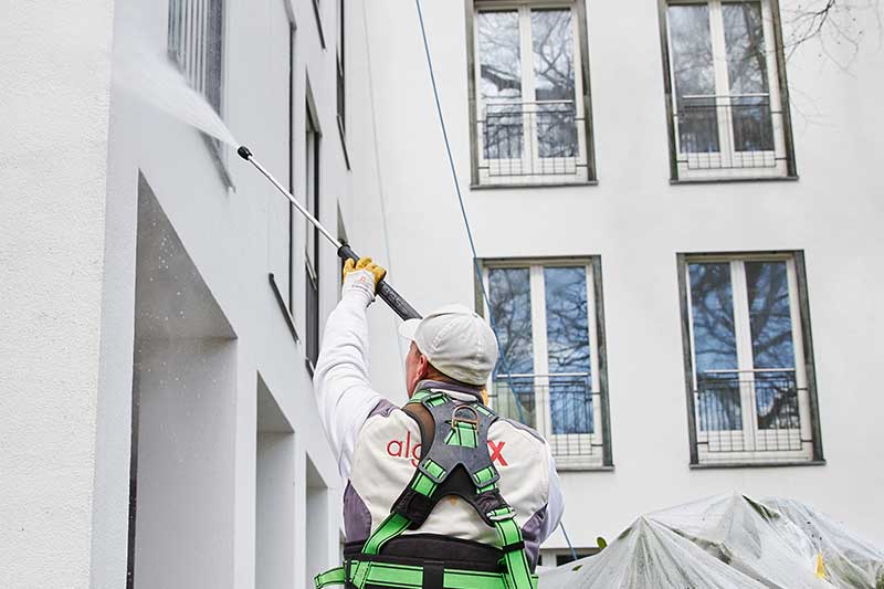 Professionelle Fassadenreinigung ohne Gerüstbau in Karlsbad-Baden von Meisterbetrieb algenfiX Professionelle Fassadenreinigung ohne Gerüstbau in Karlsbad-Baden von Meisterbetrieb algenfiX