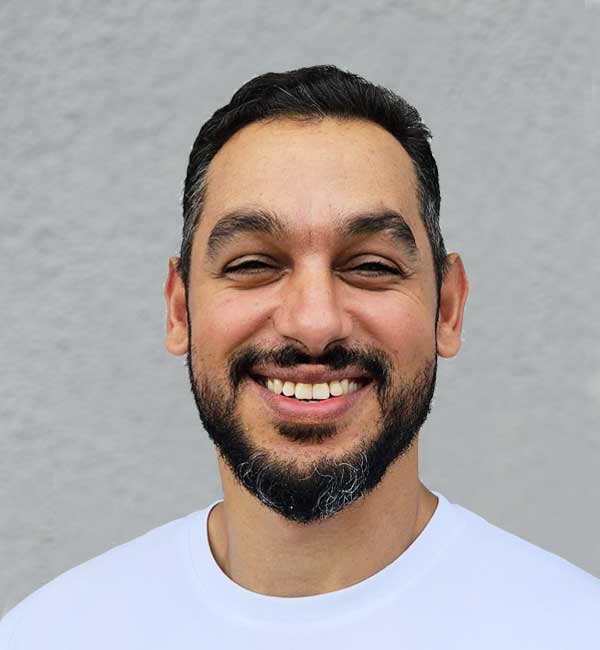 Riadh Hmam professioneller Fassadenreiniger vom Team AlgenfiX Fassadenreinigung
