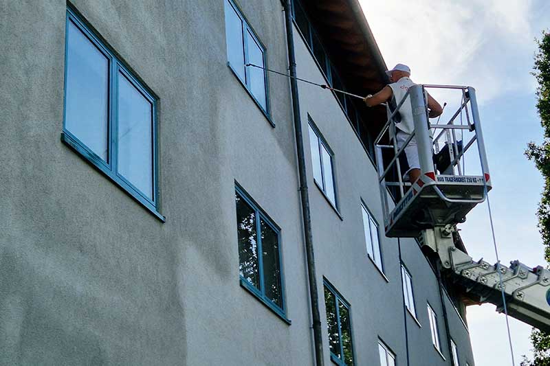 Vorher-Nachher-Unterschied Hotel-Fassadenreinigung von Meisterbetrieb algenfiX Vorher-Nachher-Unterschied Hotel-Fassadenreinigung von Meisterbetrieb algenfiX