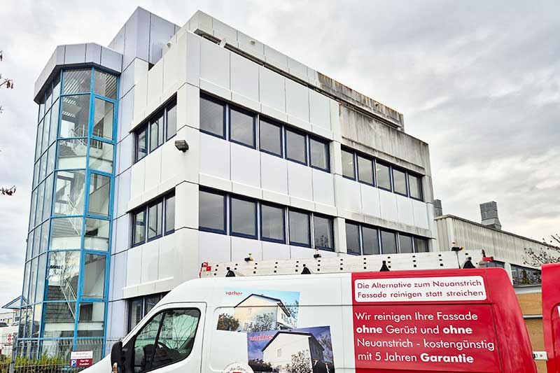 AlgenfiX Fassadenreinigung an einem Industriegebäude