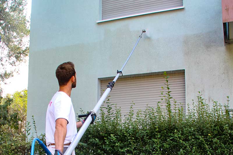 Effiziente Fassadenreinigung in Schönaich ohne Gerüst von algenfiX