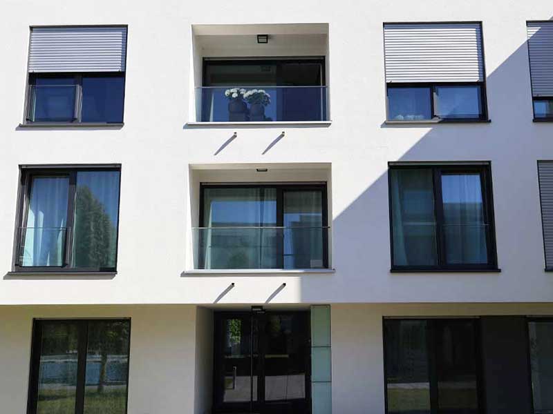 MFH-Fassade-gereinigt-von-algenfiX