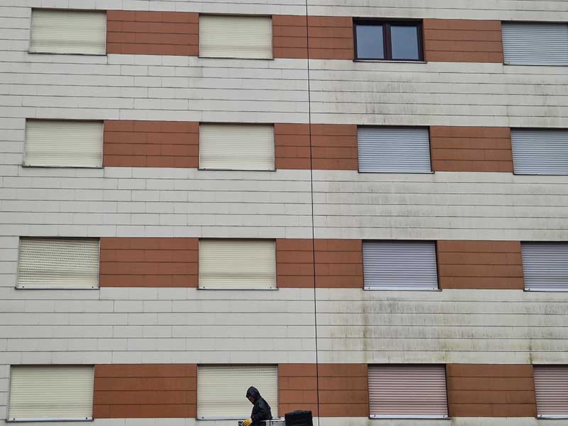 MFH-Fassade-vor-der-Reinigung-von-Firma-algenfiX