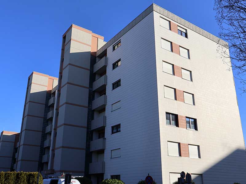 Mehrfamilienhaus-Fassade-reinigen-lassen-Ergebnis-nach-algenfiX-Fassadenwäsche