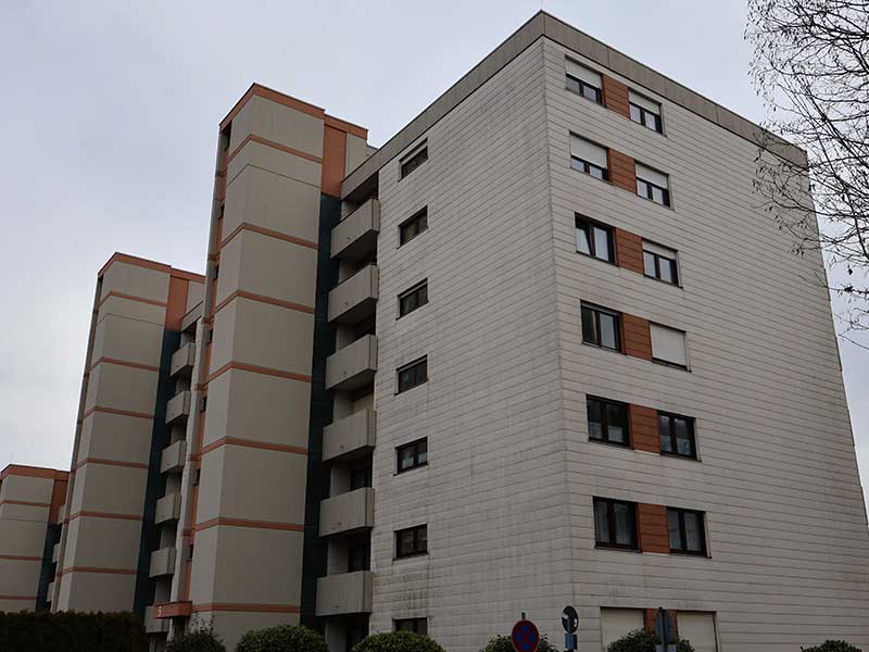 Mehrfamilienhaus-Fassade-reinigen-lassen-vor-algenfiX-Fassadenwäsche