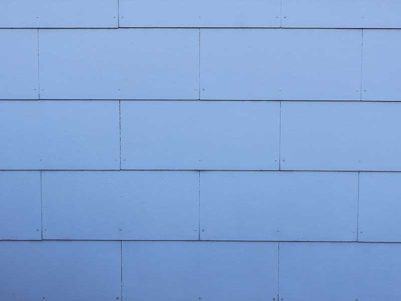 Verschmutzte-Hausfassade-nach-professioneller-Fassadenreinigung-von-Firma-algenfiX