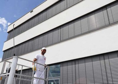 Erfolgreich gereinigte Gebäudefassade auf dem Flugfeld von algenfiX