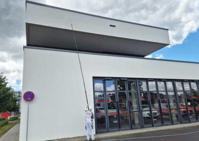 Fassadenschutz mit Teleskoplanze nach der Reinigung