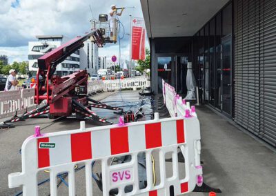 Fassadenwäsche Arbeiten mit Absperrung und Abwasser-Komplettsystem