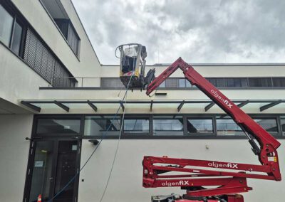 Gebäude Fassadenreinigung im Innenhof mit mobiler Hebebühne