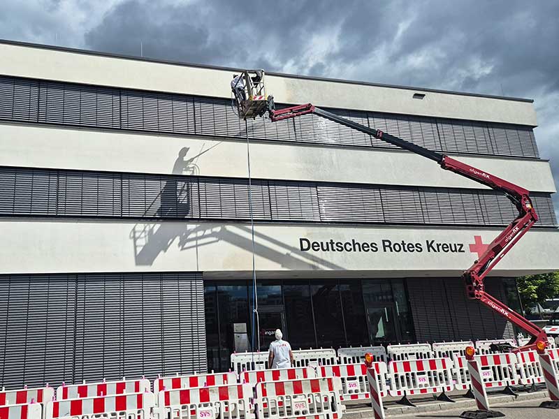 Gebäude Fassadenreinigung ohne Gerüst von Firma algenfiX