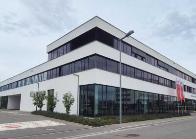 Komplette Gebäude Fassadenreinigung von Firma algenfiX nach 4 Tagen