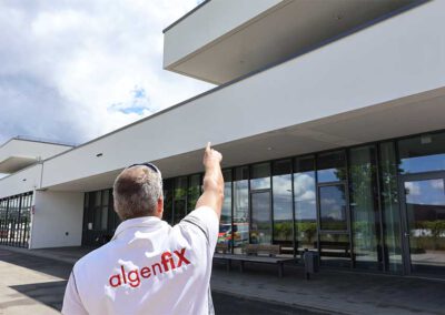 Professionell gereinigte DRK-Gebäudefassade Ergebnis Rückseite