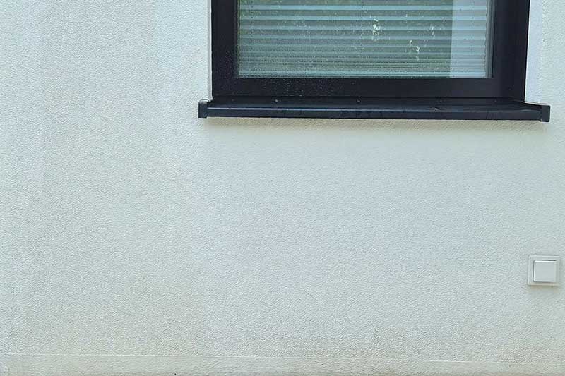 Frisch gereinigte Einfamilienhausfassade von Firma algenfiX