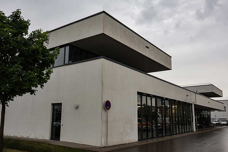 Gebäudefassade vorher Referenzbild Fassadenreinigung von algenfiX