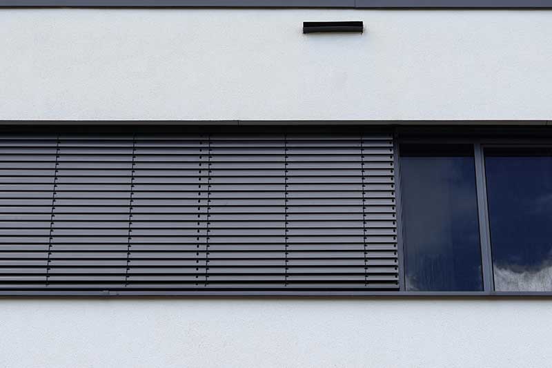 Hausfassade nachher gereinigt von algenfiX