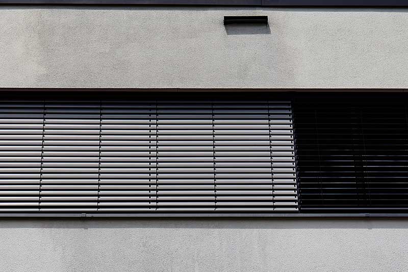 Hausfassade vorher verschmutzt
