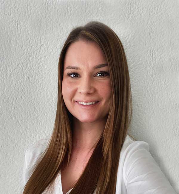 Ansprechpartnerin Heidi Weber vom Team Algenfix Fassadenreinigung