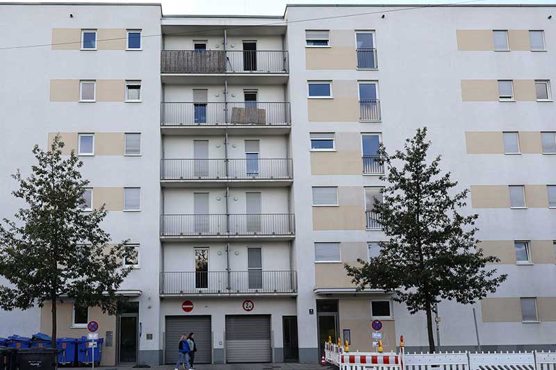 Mehfamilienhausfassade nach der Reinigung von Firma algenfiX