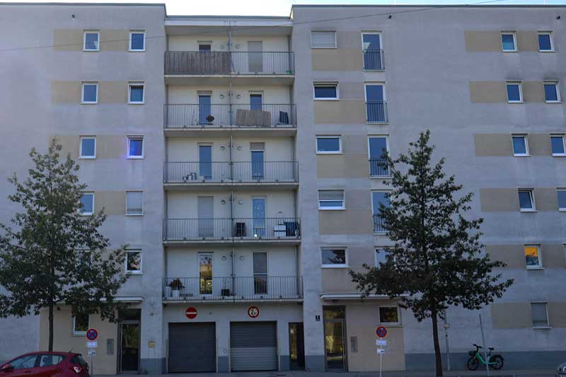 Mehfamilienhausfassade vor der Reinigung von Firma algenfiX