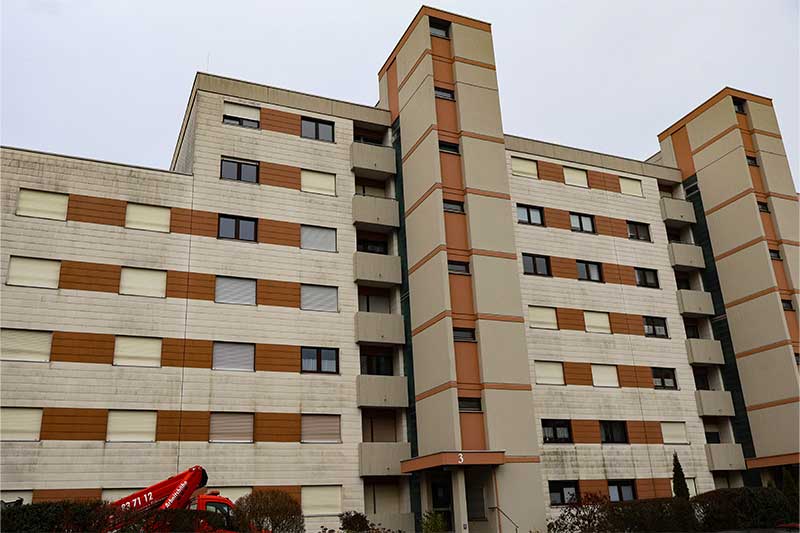 Mehrfamilienhaus-vor-der-algenfiX-Fassadenreinigung