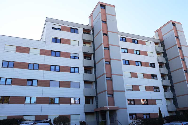 Mehrfamilienhaus vor der algenfiX Fassadenreinigung