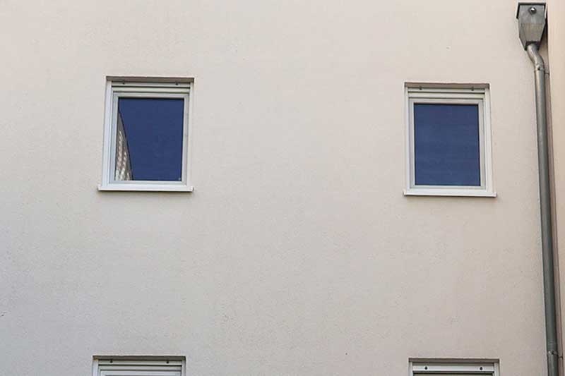 Mehrfamilienhausfassade-nach-der-Fassadenreinigung-von-algenfiX