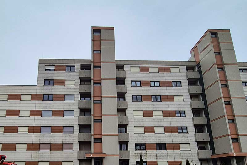 WEG-Fassade-vor-der-algenfiX-Fassadenreinigung