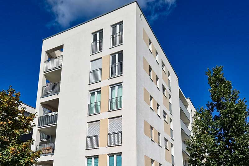 WEG-Mehrfamilienhausfassade-nach-der-algenfiX-Fassadenreinigung