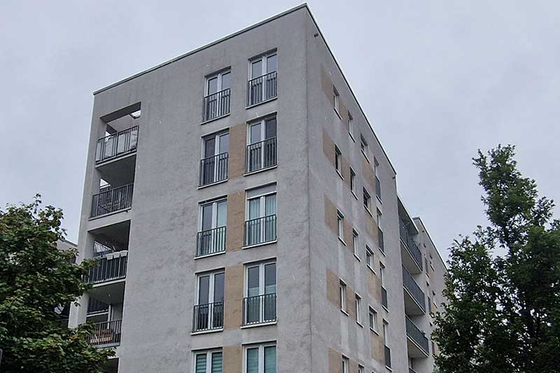 WEG-Mehrfamilienhausfassade-vor-der-algenfiX-Fassadenreinigung