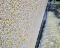 Vorschriftsmäßig korrekte Abwasserhandhabung beim Schmutzwasser der Fassadenreinigung