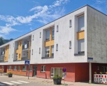 Auftrag für professionelle Fassadenreinigung am Seniorenzentrum Zell vor algenfiX Fassadenwäsche