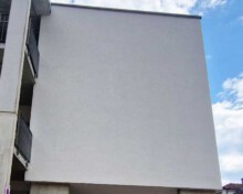 Außenfassade-Seniorenzentrum-Zell-im-Wiesental-Ergebnis-danach-von-algenfiX-Fassadenreinigung