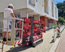 Baustellenabsperrung und mobile Hebebühne für algenfiX Fassadenreinigung in Zell im Wiesental