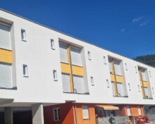 Professionell gereinigte Außenfassade von algenfiX in Zell im Wiesental für das Seniorenzentrum Zell