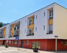 Professionelle Fassadenreinigung Ergebnis am Seniorenzentrum Zell nach algenfiX Fassadenwäsche