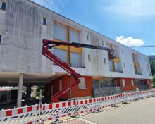 Professionelle Fassadenreinigung mit eigener Baustellen-Absperrung und mobiler Hebebühne von Firma algenfiX im Zell im Wiesental