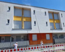 Reinigungsmittel Auftragung mit Teleskop-Lanze für professionelle Fassadenwäsche am Seniorenzentrum Zell im Wiesental
