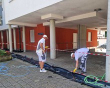 Vorbereitung Fassadenreinigung mit Abwasser-Auffangsystem und Absperrung
