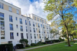 Ergebnis Innenhofseite nach professioneller algenfiX Fassadenreinigung