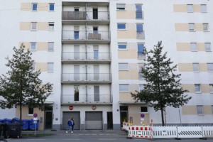 Ergebnis WEG Mehrfamilienhaus Fassade nach algenfiX Reinigung in München 2024