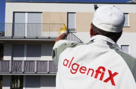 Fassadenreiniger Heiko im Einsatz für eine algenfiX Fassadenwäsche in München