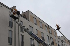 Fassadenreinigung ohne Gerüst für WEG in München bei schlechtem Wetter
