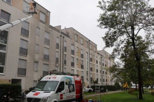 Innenhofseite vor professioneller algenfiX Fassadenreinigung