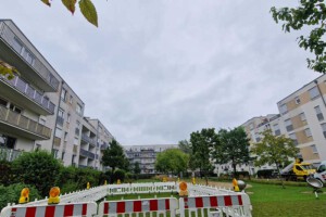 Mehrfamilienhaus Fassade im Innenhof vor professioneller Reinigung
