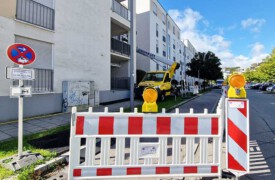 Parkverbotszonen und Straßenabsperrungen während der Fassadenreinigung in München von algenfiX