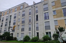 Professionelle Fassadenreinigung einer großen WEG bei Wind und Wetter