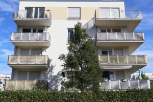 Professionelle Fassadenreinigung für Hausfassade einer WEG in München von Firma algenfiX