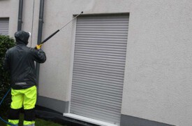 Professionelle Fassadenreinigung ohne Gerüst mit gesetzlich vorgeschriebener Abwasserhandhabung in München von Firma algenfiX
